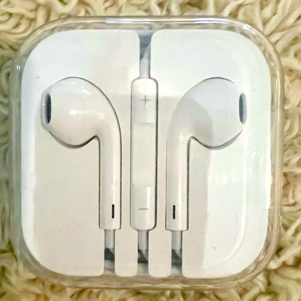 NWOT Apple Earbud Wired Headphones, White - Sealed in case